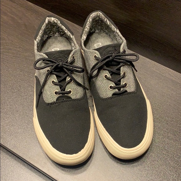 Crevo Black/Heathered Gray Floral Print Sneakers - Picture 5 of 7